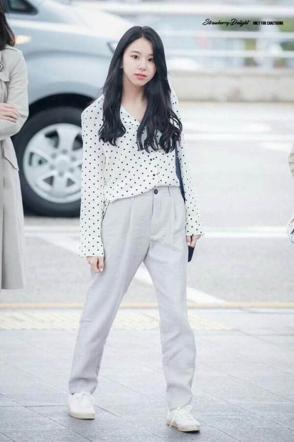 Chic Banget! 11 Outfit Chaeyong TWICE yang Simple Ini Bisa Ditiru
