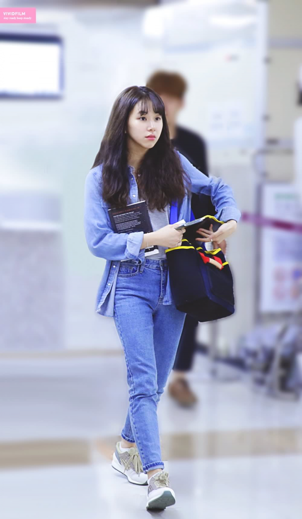 Chic Banget! 11 Outfit Chaeyong TWICE yang Simple Ini Bisa Ditiru