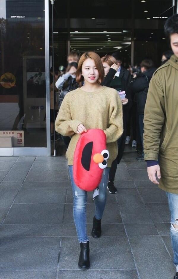 Chic Banget! 11 Outfit Chaeyong TWICE yang Simple Ini Bisa Ditiru