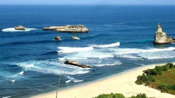 Deretan 5 Pantai Eksotis di Pacitan Ini Pasti Buatmu Jatuh Cinta