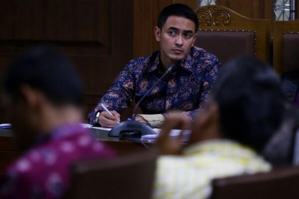 Sambil Sesenggukan, Zumi Zola Minta Hakim Ringankan Denda