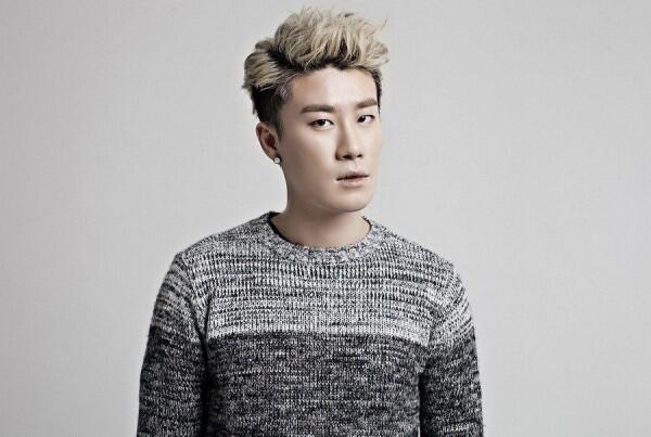 10 Potret San E, Rapper Korea yang Lagu Terbarunya Jadi Kontroversi