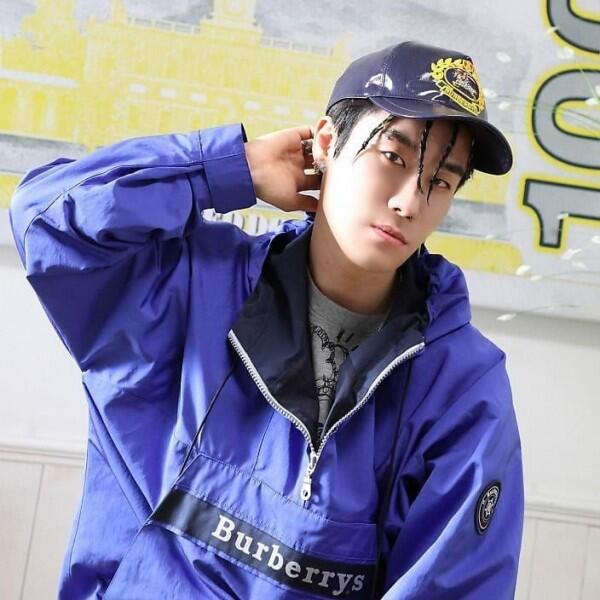10 Potret San E, Rapper Korea yang Lagu Terbarunya Jadi Kontroversi