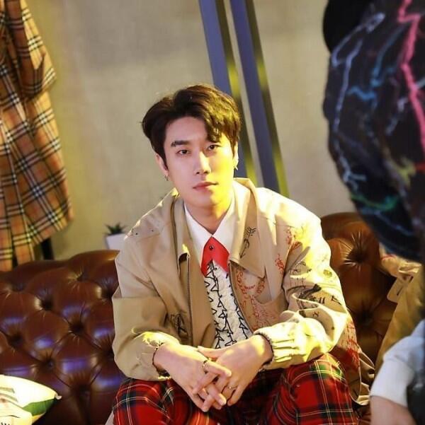10 Potret San E, Rapper Korea yang Lagu Terbarunya Jadi Kontroversi
