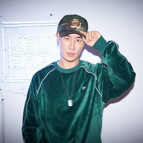 10 Potret San E, Rapper Korea yang Lagu Terbarunya Jadi Kontroversi