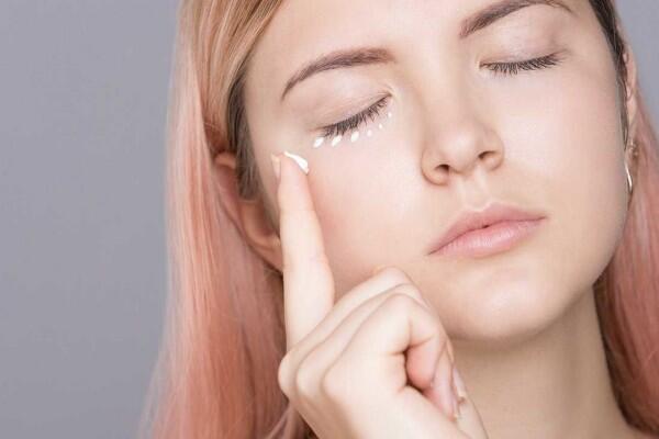 Sebelum Menyesal, 5 Alasan Kamu Harus Pakai Eye Cream dari Sekarang