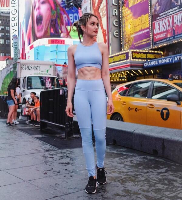 Rajin Fitness, 10 Potret Body Goals Cinta Laura yang Bikin Iri