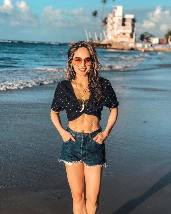 Rajin Fitness, 10 Potret Body Goals Cinta Laura yang Bikin Iri