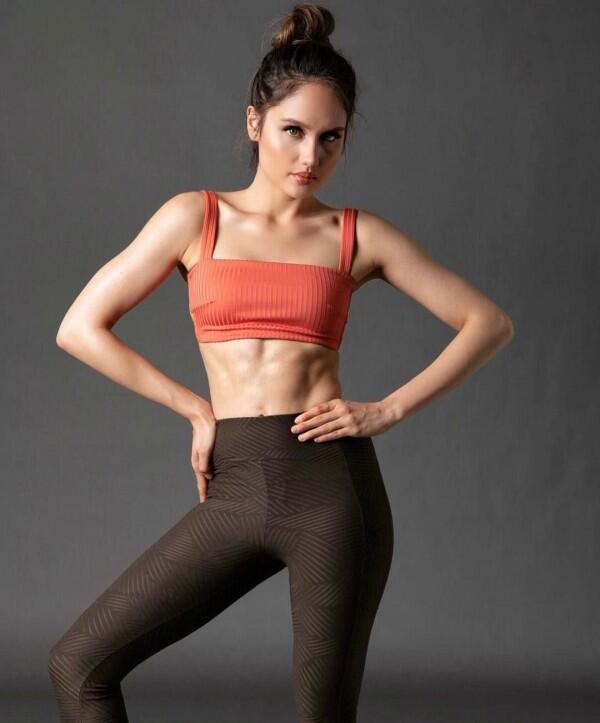 Rajin Fitness, 10 Potret Body Goals Cinta Laura yang Bikin Iri