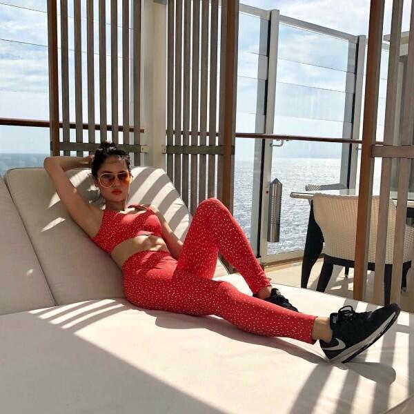 Rajin Fitness, 10 Potret Body Goals Cinta Laura yang Bikin Iri
