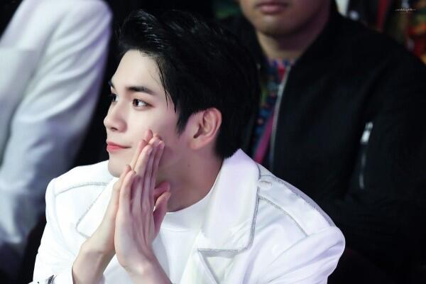 10 Idola KPop Ini Dijuluki Pangeran, Wajahnya Kinclong Abis