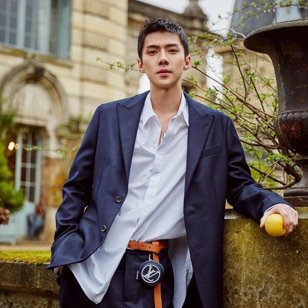 10 Idola KPop Ini Dijuluki Pangeran, Wajahnya Kinclong Abis