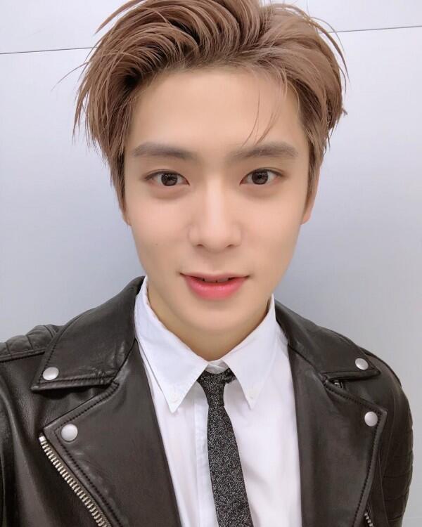 10 Idola KPop Ini Dijuluki Pangeran, Wajahnya Kinclong Abis