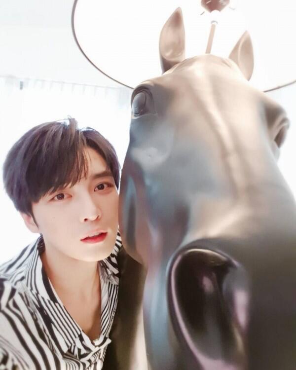 10 Idola KPop Ini Dijuluki Pangeran, Wajahnya Kinclong Abis