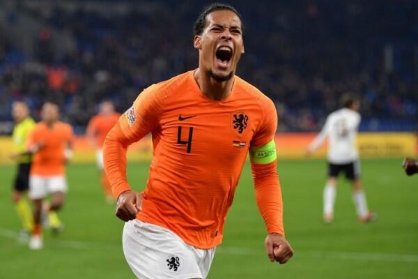 Simpatik, Van Dijk Peluk Wasit yang Menangis Usai Laga