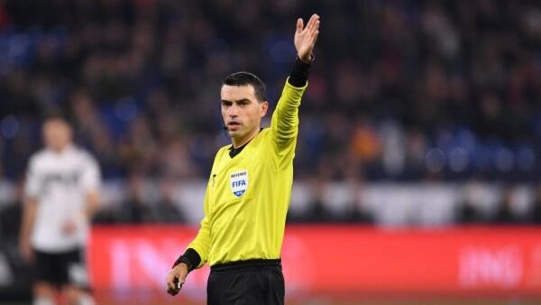 Simpatik, Van Dijk Peluk Wasit yang Menangis Usai Laga