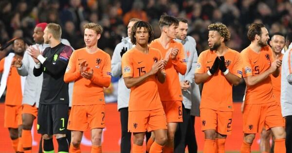Simpatik, Van Dijk Peluk Wasit yang Menangis Usai Laga