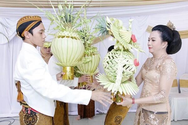 18 Arti Prosesi Sakral Pernikahan Adat Jawa yang Dijalani Paula-Baim