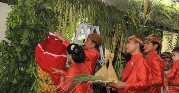 18 Arti Prosesi Sakral Pernikahan Adat Jawa yang Dijalani Paula-Baim