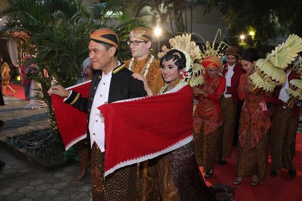 18 Arti Prosesi Sakral Pernikahan Adat Jawa yang Dijalani Paula-Baim