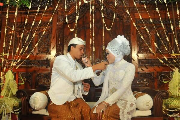 18 Arti Prosesi Sakral Pernikahan Adat Jawa yang Dijalani Paula-Baim