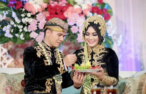 18 Arti Prosesi Sakral Pernikahan Adat Jawa yang Dijalani Paula-Baim