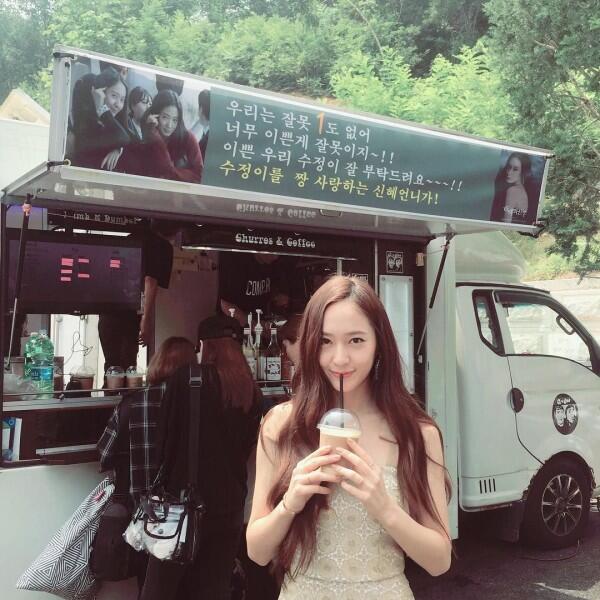 Bukti Dukungan, 12 Idol KPop Ini Dapat Kiriman Truk Kopi dari Rekannya