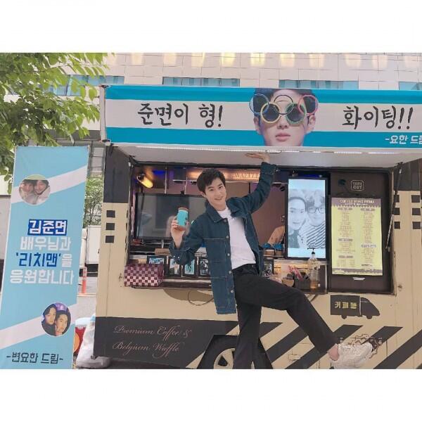 Bukti Dukungan, 12 Idol KPop Ini Dapat Kiriman Truk Kopi dari Rekannya