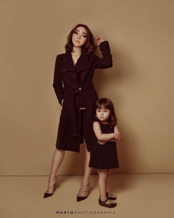 10 Inspirasi Outfit Kembar Ibu & Anak ala Gisel-Gempi yang Kece Banget