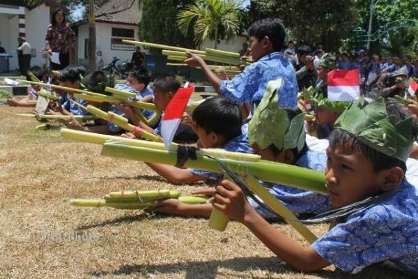 7 'Alat Perang' Buatan Generasi 90an yang Sekarang Sudah Langka