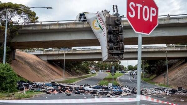 Badan Truk Menggantung, Ruas Jalan Layang di Melbourne Ditutup