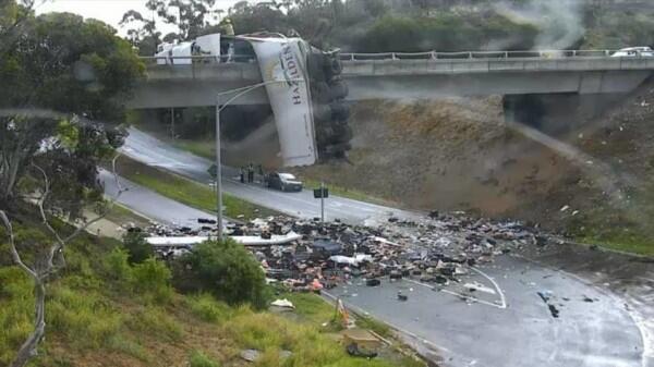 Badan Truk Menggantung, Ruas Jalan Layang di Melbourne Ditutup