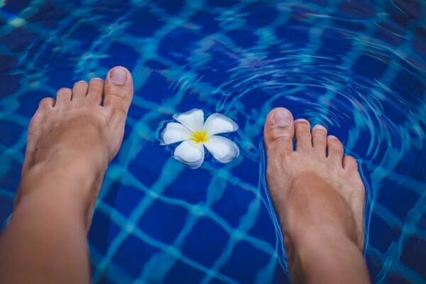 Gak Usah Bingung, Ini 5 Cara Jitu Hilangkan Bau Kaki yang Mengganggu!