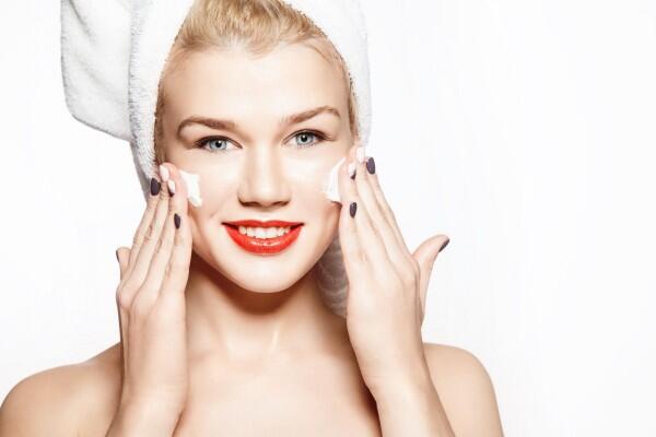 Skincare 101: Hydrating Vs Moisturizing, Apa Sih Perbedaannya?