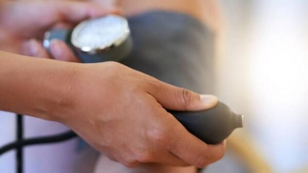 8 Fakta Soal Duduk Menyilangkan Kaki, Awas Bahaya Tekanan Darah Naik!