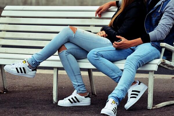 8 Fakta Soal Duduk Menyilangkan Kaki, Awas Bahaya Tekanan Darah Naik!