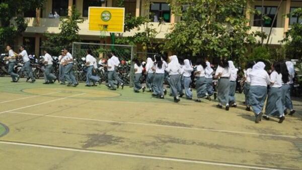 7 Hukuman Ini Bikin Masa Sekolahmu Jadi Tak Terlupakan