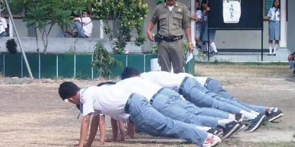 7 Hukuman Ini Bikin Masa Sekolahmu Jadi Tak Terlupakan