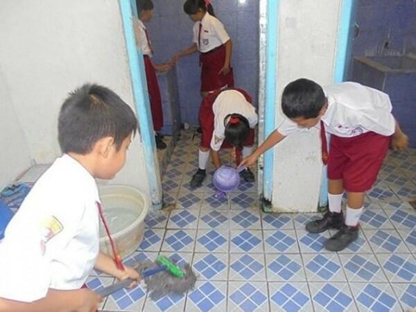 7 Hukuman Ini Bikin Masa Sekolahmu Jadi Tak Terlupakan
