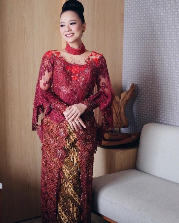 10 Ide Kebaya Kekinian untuk Kondangan yang Membuat Semua Mata Melirik