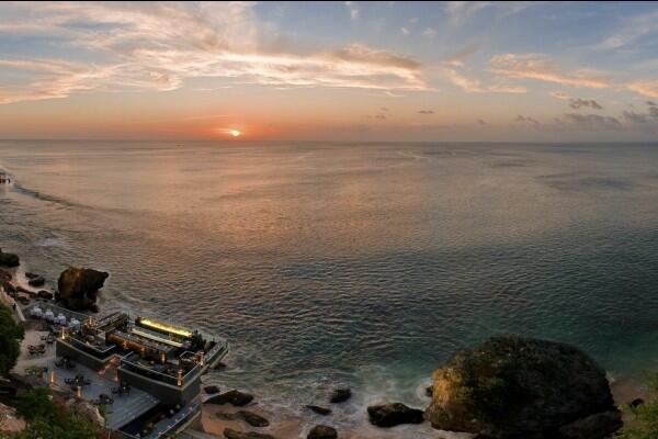 5 Tempat Makan di Bali yang Menghadap ke Laut Lepas