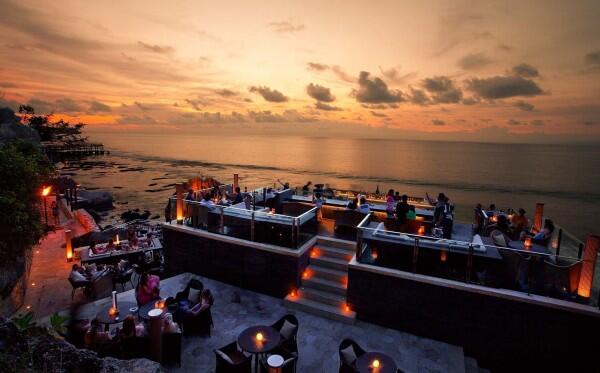 5 Tempat Makan di Bali yang Menghadap ke Laut Lepas