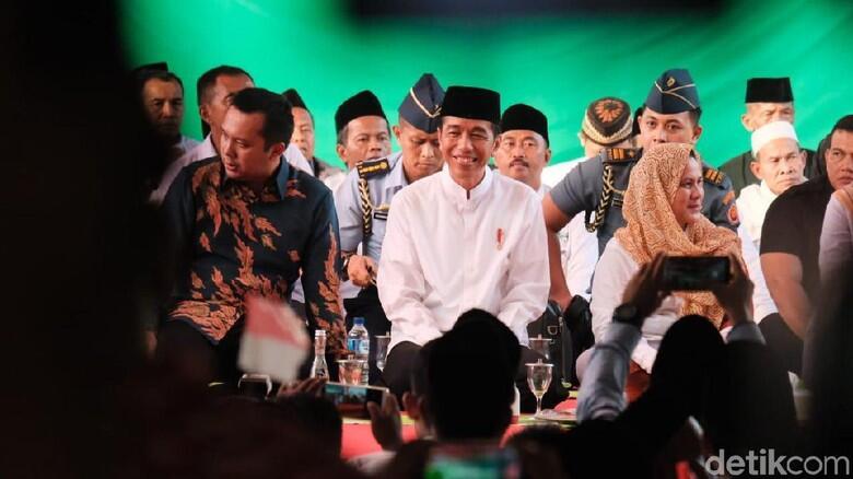 Kunjungi Ponpes di Lampung Timur, Jokowi Disambut Meriah Warga