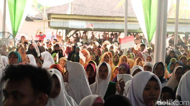 Kunjungi Ponpes di Lampung Timur, Jokowi Disambut Meriah Warga