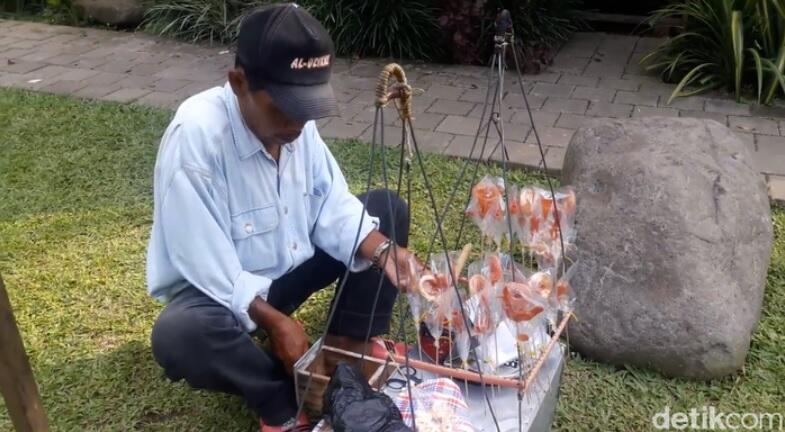 Sudah Langka! Ini 5 Jajanan Anak 90'an yang Manis Enak