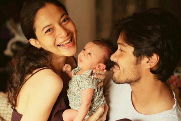 Manis Banget, 10 Gaya Chicco Jerikho dan Istri saat Asuh Baby Surinala