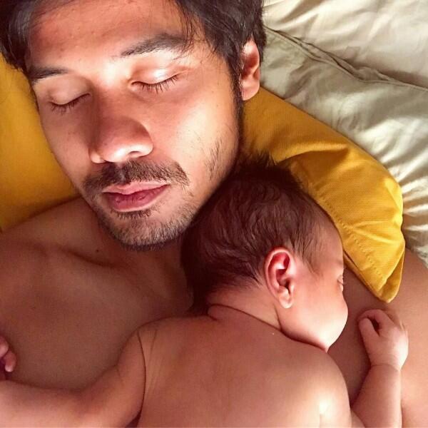 Manis Banget, 10 Gaya Chicco Jerikho dan Istri saat Asuh Baby Surinala