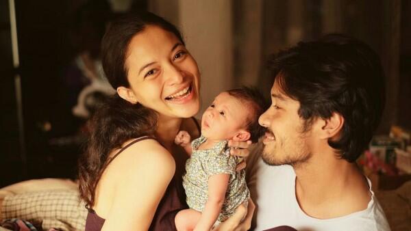 Manis Banget, 10 Gaya Chicco Jerikho dan Istri saat Asuh Baby Surinala