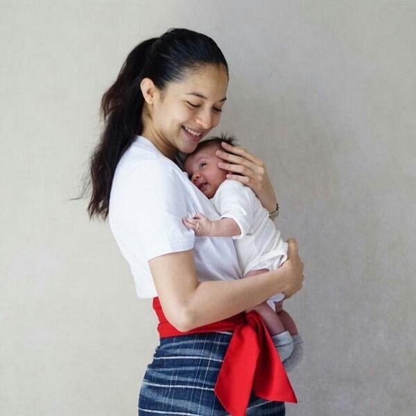 Manis Banget, 10 Gaya Chicco Jerikho dan Istri saat Asuh Baby Surinala
