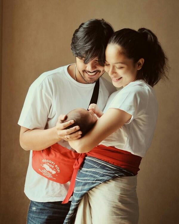 Manis Banget, 10 Gaya Chicco Jerikho dan Istri saat Asuh Baby Surinala